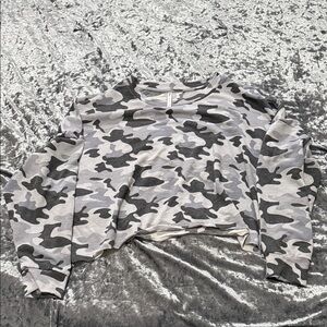 Tresics Gray & Black Camo Crop Top